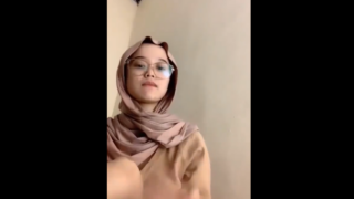 Gadis Hijab Lagi Ngelive Awal Nya Malu Malu Pas Di Sawer Buka Baju